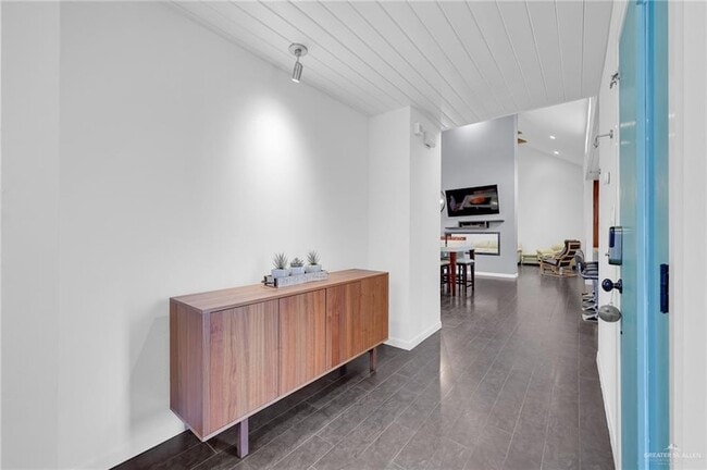 Photo - 2411 W Holland Ave