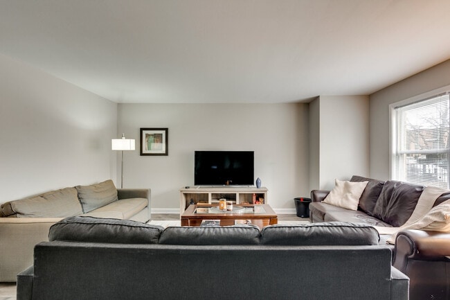 Building Photo - 226 S Hoyne Ave Unit SI ID1255618P