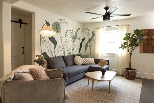 Building Photo - 522 W Franklin St Unit ID1324058P