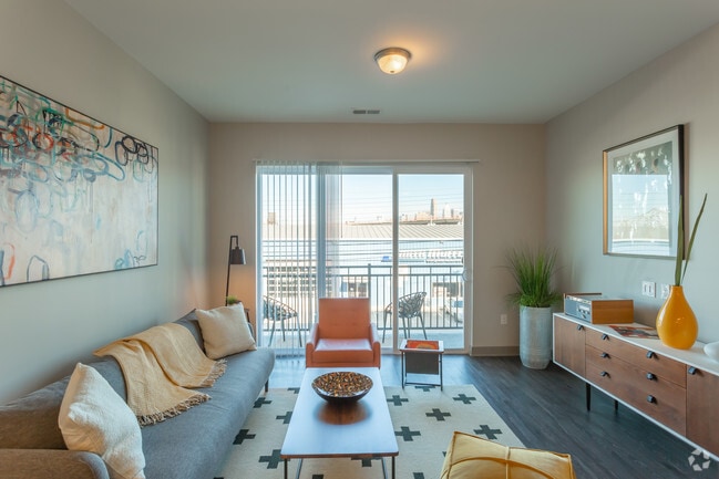 1BR, 1BA - 739 SF - Riverhaus