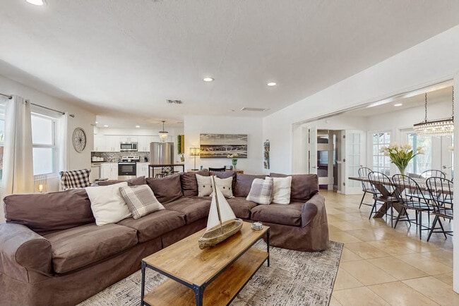 Building Photo - 1919 Siesta Dr Unit SI ID1591372P