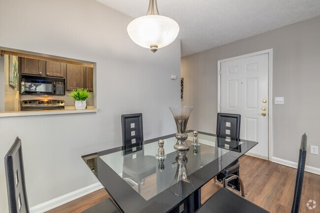 Cambridge 2BR, 2BA - 1,031SF - Dining Area - Atrium- Students save up to 10%!