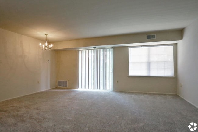 Living Area - Courts Of Mount Vernon