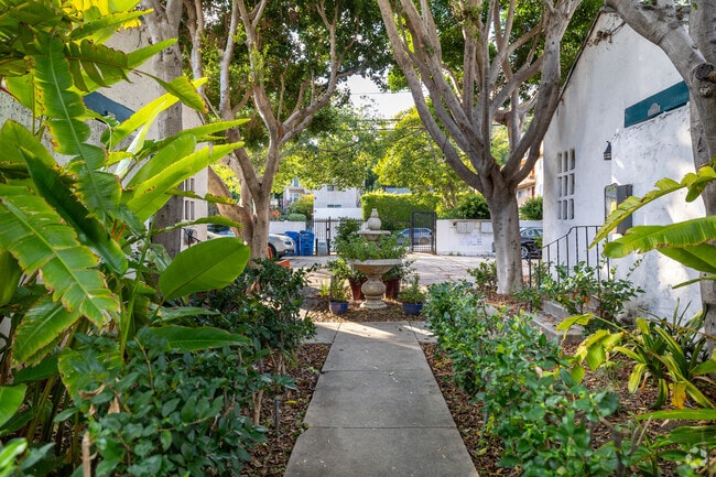 Courtyard - 2408 - 2416 1/2 N. Beachwood Dr