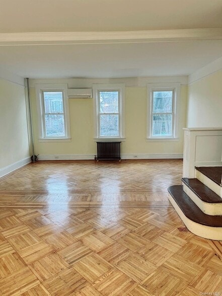 Photo - 68-11 Dartmouth St