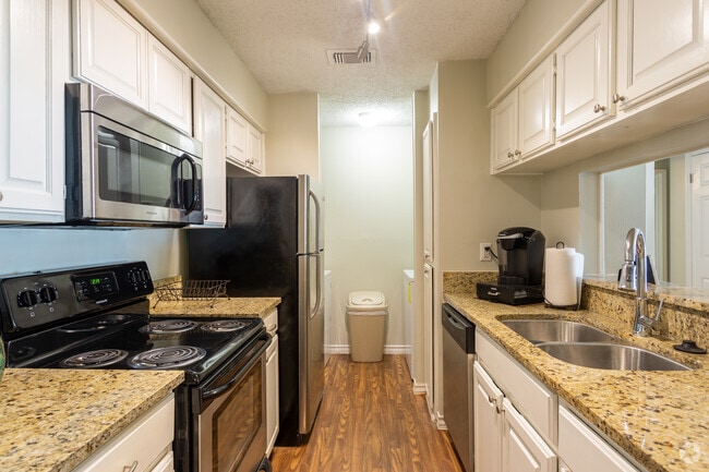 2 BR, 1 BA 1018 SF - Oakhampton Place