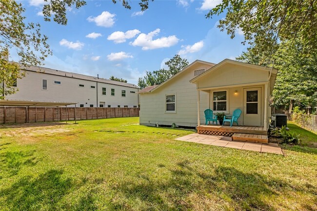 Building Photo - 848 1/2 Fisher St