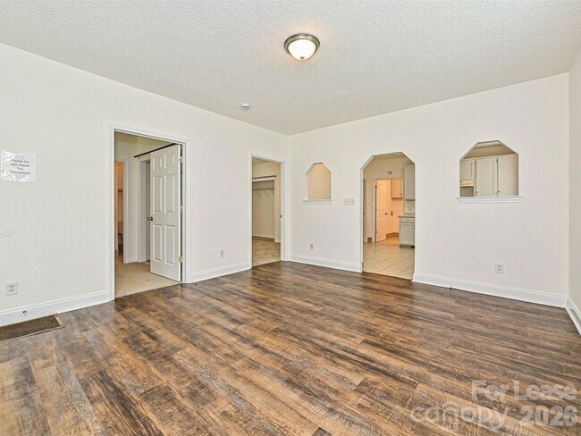 Photo - 610 N Pear St