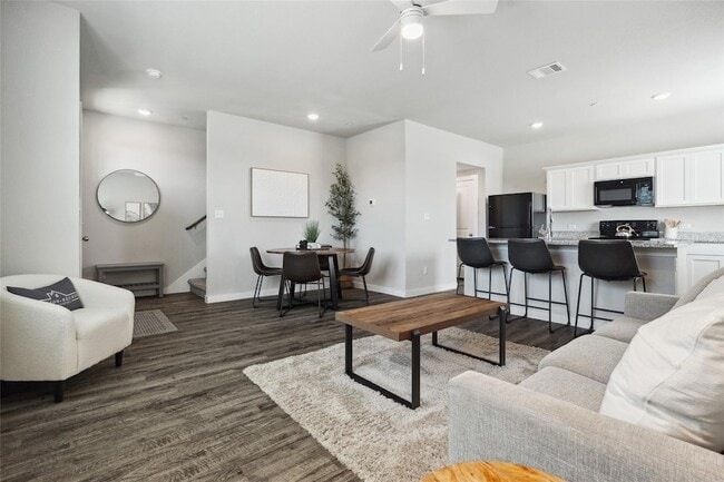 Photo - 202 Evans St