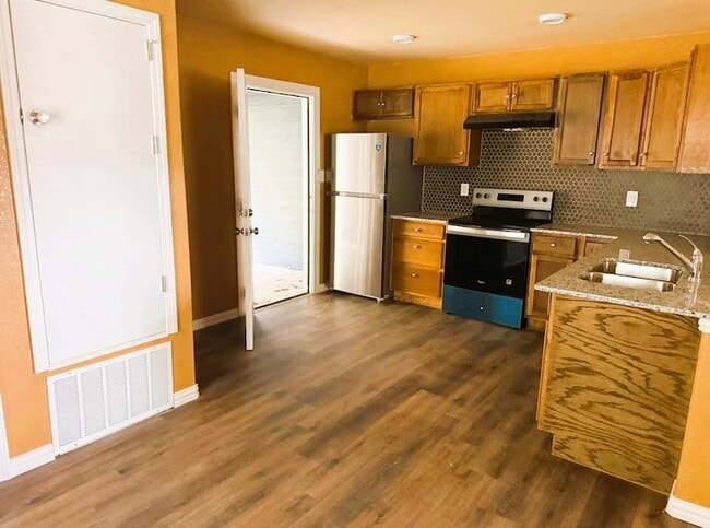 Photo - 240 W Elm St Unit A