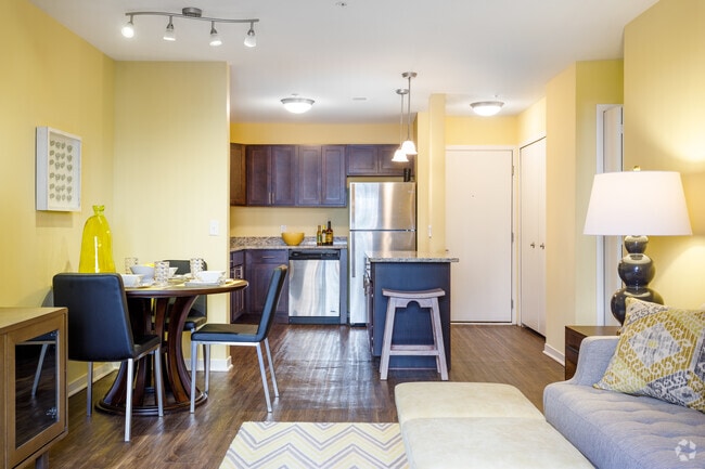 1 BR, 1 BA - Philadelphia, 745 SF - MainCentre