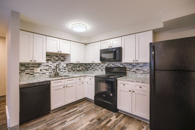 Building Photo - Townhomes at Fairways