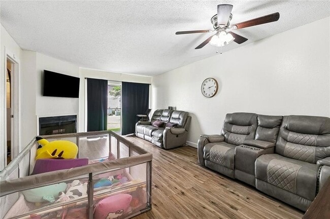 Photo - 2425 Oxford Pl Unit 136