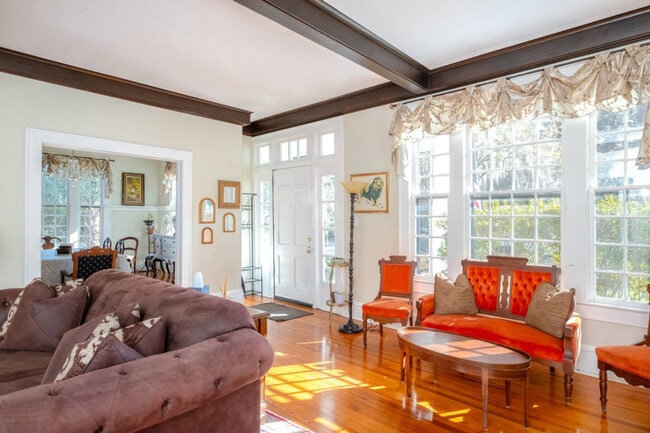 Building Photo - 406 NE 7th Ave Unit ID1359115P