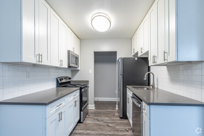 3BR, 2BA - 1,175SF - Kitchen - The Alante in Alexandria