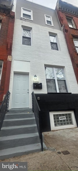 Building Photo - 2233 N 16th St Unit 2ND FL