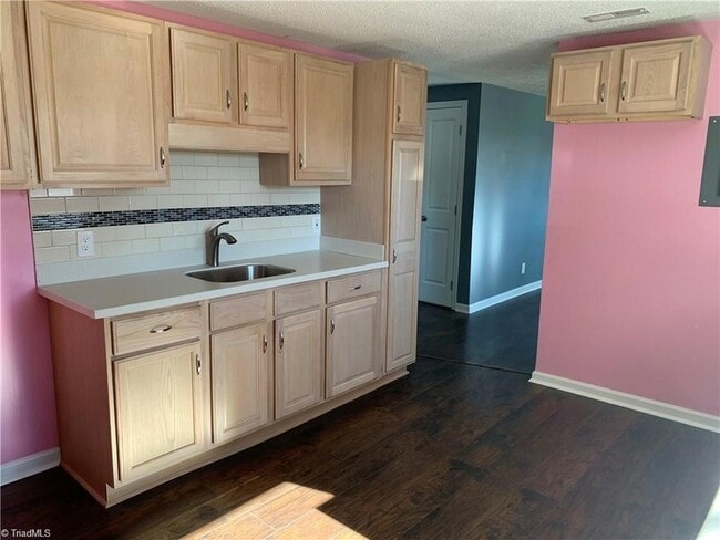 Photo - 1509 E Commerce Ave