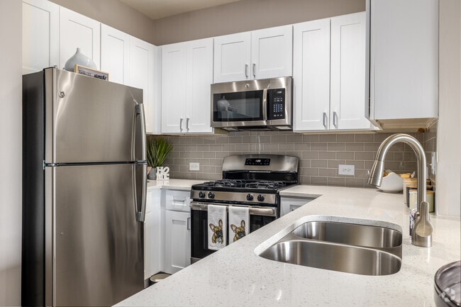 1BR, 1BA - 725SF - Kitchen - 803 Corday at Naperville