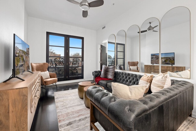 Building Photo - 609 W Dickson St Unit FL5-ID1221927P