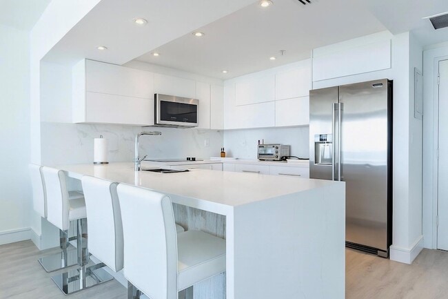 Building Photo - 5601 Collins Ave Unit 1419