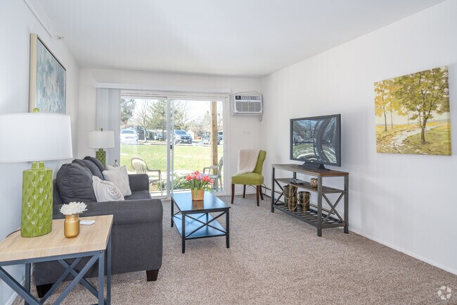 2BR, 1BA - 890SF - Living Room - Scenic Tree Rentals