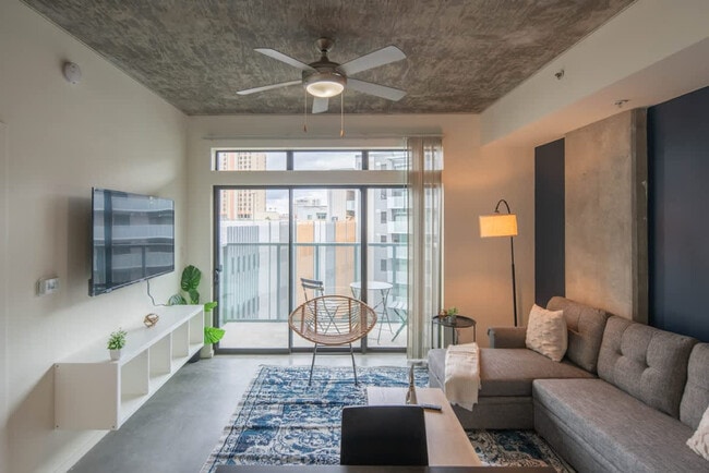 Building Photo - 333 E Roosevelt St Unit ID1263203P