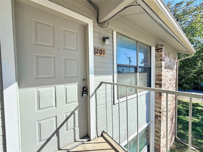 Building Photo - 2526 W Prairie St Unit 201