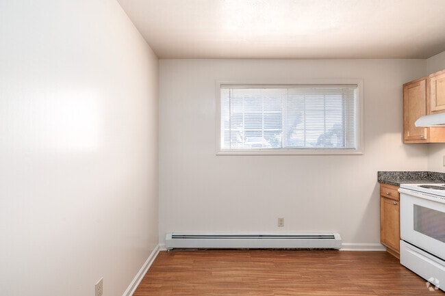 1BR, 1BA - 765SF - Dining Room - Carriage House East