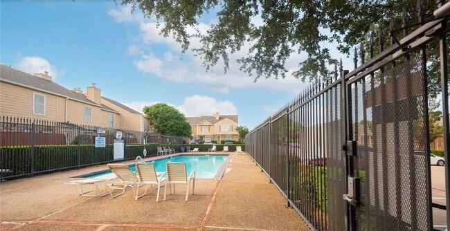 Building Photo - 2500 E Park Blvd Unit O10