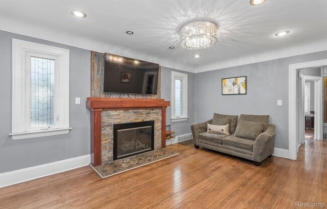 Photo - 615 E Fifth St