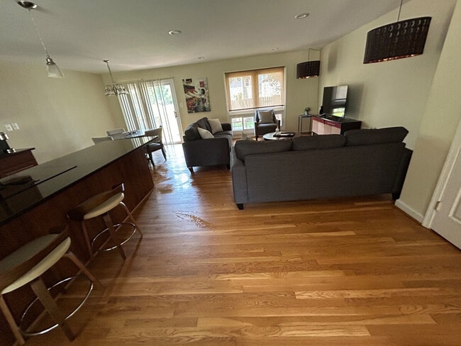 Photo - 1937 Woodford Rd Unit SI ID1473412P