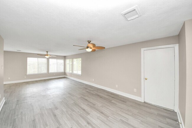 Photo - 18178 Woodsdale Ct