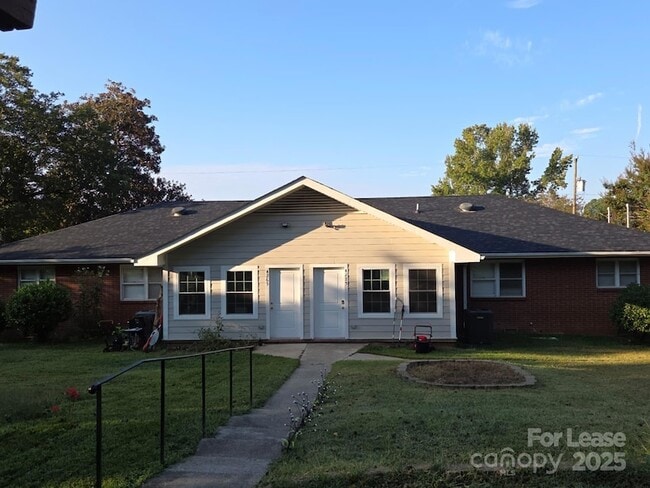 Building Photo - 4265 Center Rd