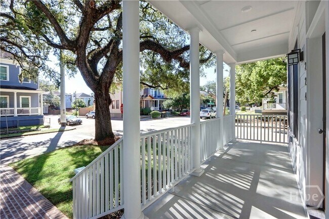 Photo - 222 W 39th St