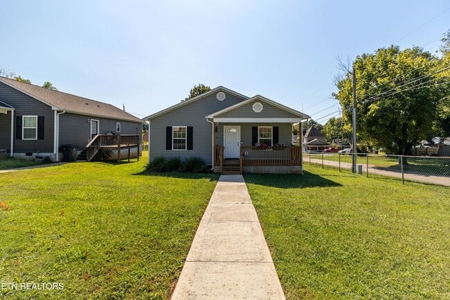 Photo - 524 Midlake Dr NE