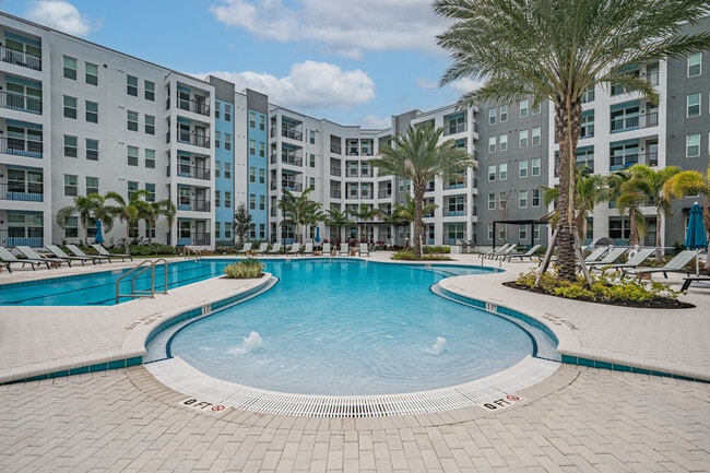 Court Yard - Pool - The Cove at 47th
