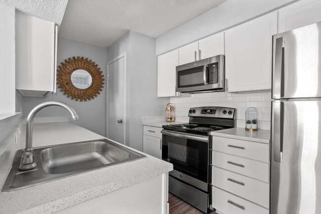 Building Photo - Wimbledon Oaks