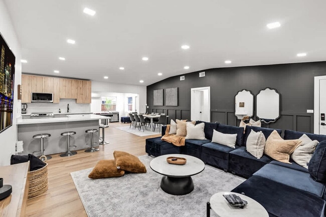 Photo - 17621 NE 7th Ave Unit SI ID1372351P