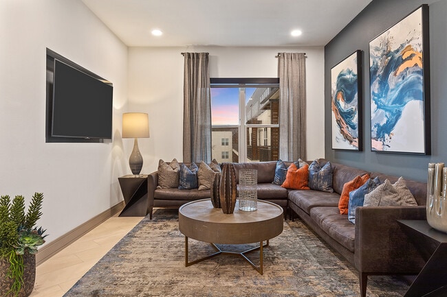1BR, 1BA - 840SF - Living Room - West Love