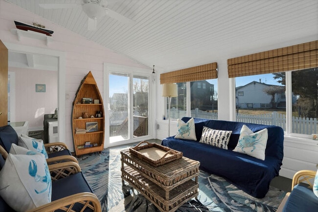 Building Photo - 415 Sound Ave Unit ID1429743P