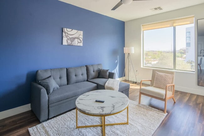 Building Photo - 688 W 1st St Unit ID1263098P