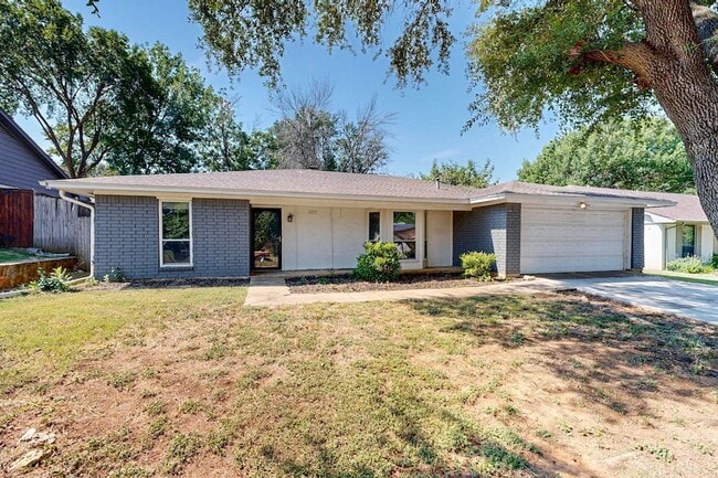 Building Photo - 2211 Sierra Dr