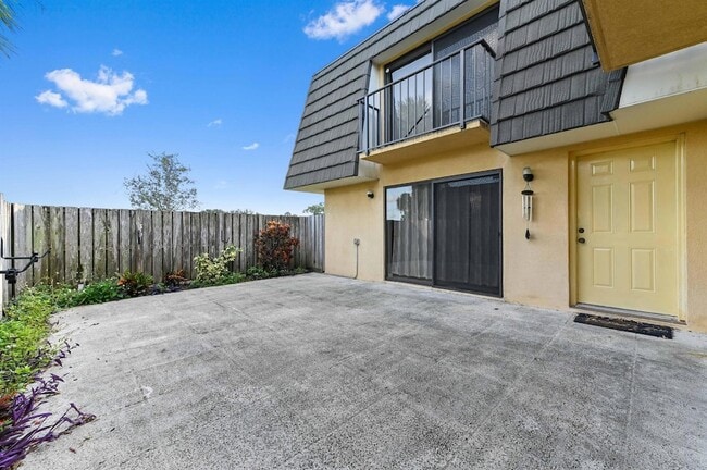 Building Photo - 619 6th Way