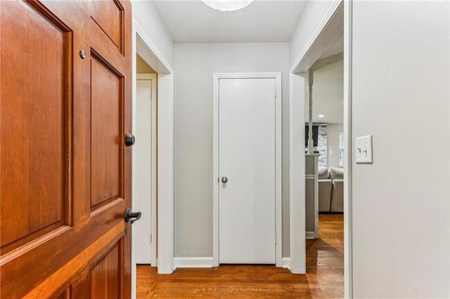 Photo - 2592 Woodacres Rd NE