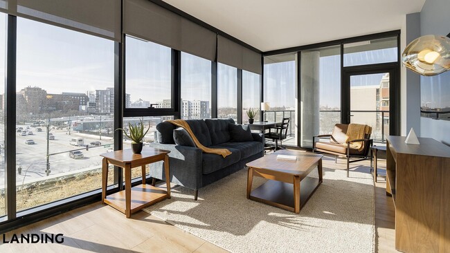 Building Photo - 513 S Damen Ave Unit 401