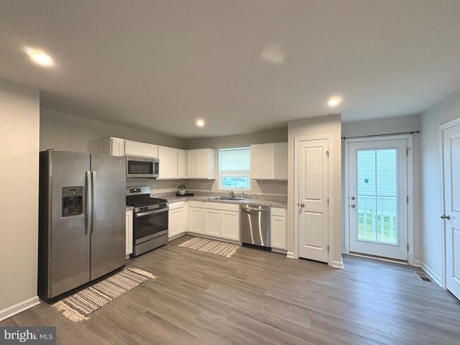 Photo - 27003 Greenleaf Dr