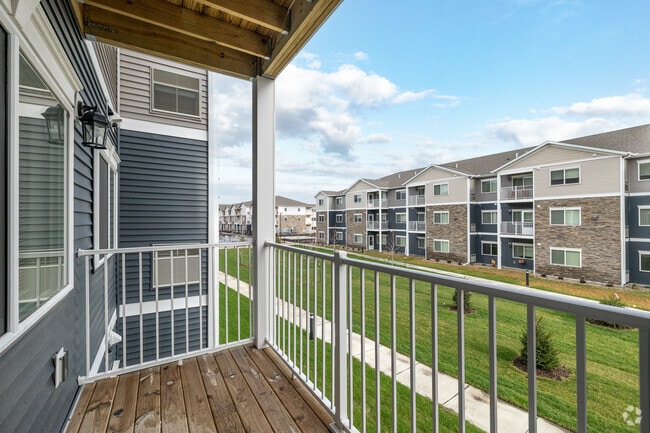 2BR, 2BA - 1,050SF - Balcony - West Lake Meadows