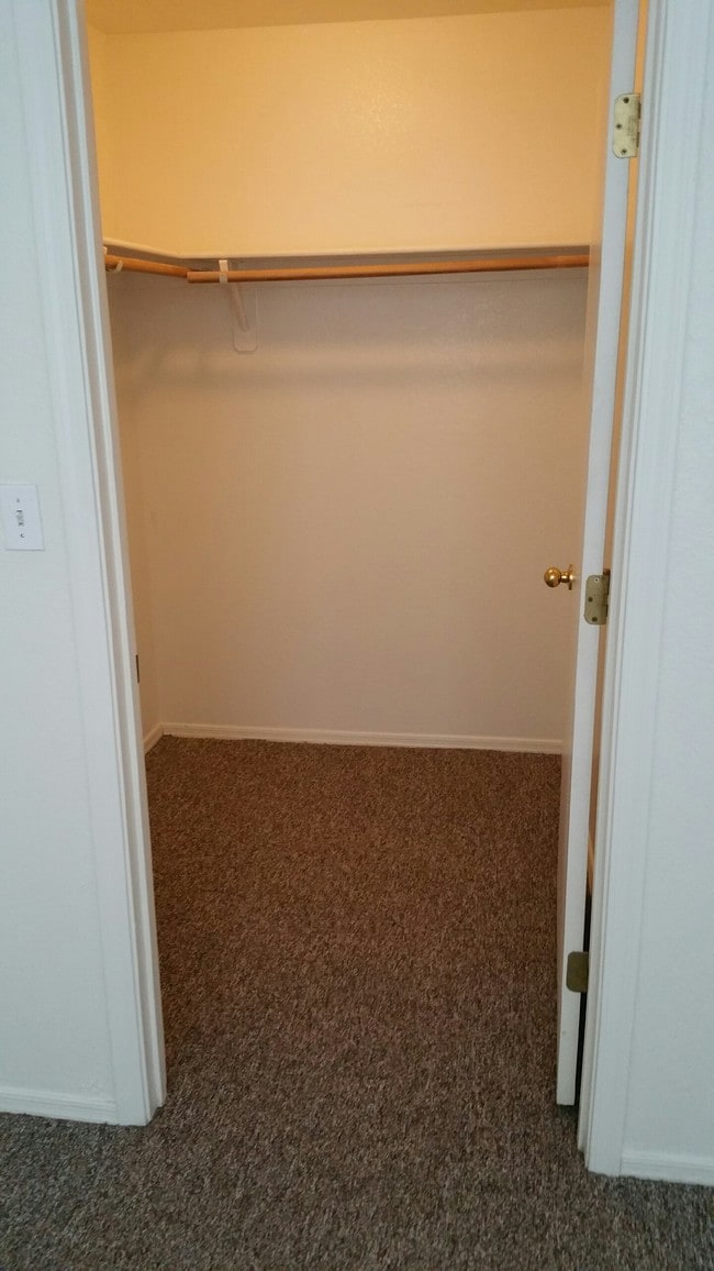Walk In Closet - Saguaro Gardens