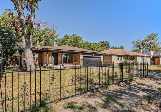Building Photo - 1351 Dell Oak Dr
