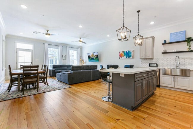 Building Photo - 1222 Carondelet St Unit ID1269968P